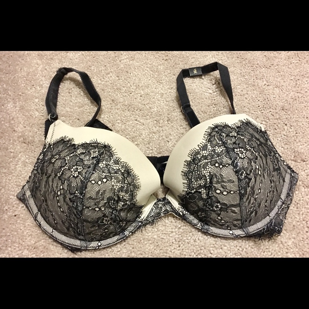 NWT black lace bra in 36C from Victoria Secret!